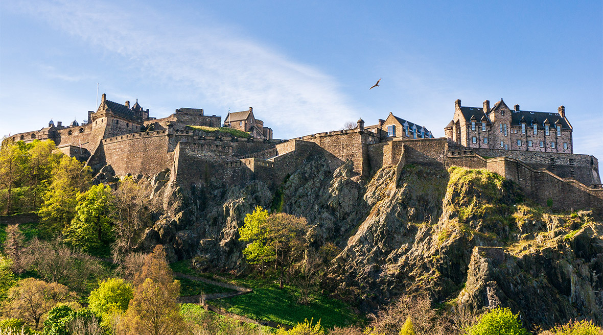 Edinburgh Castle op een heuvel met een fontein op de voorgrond