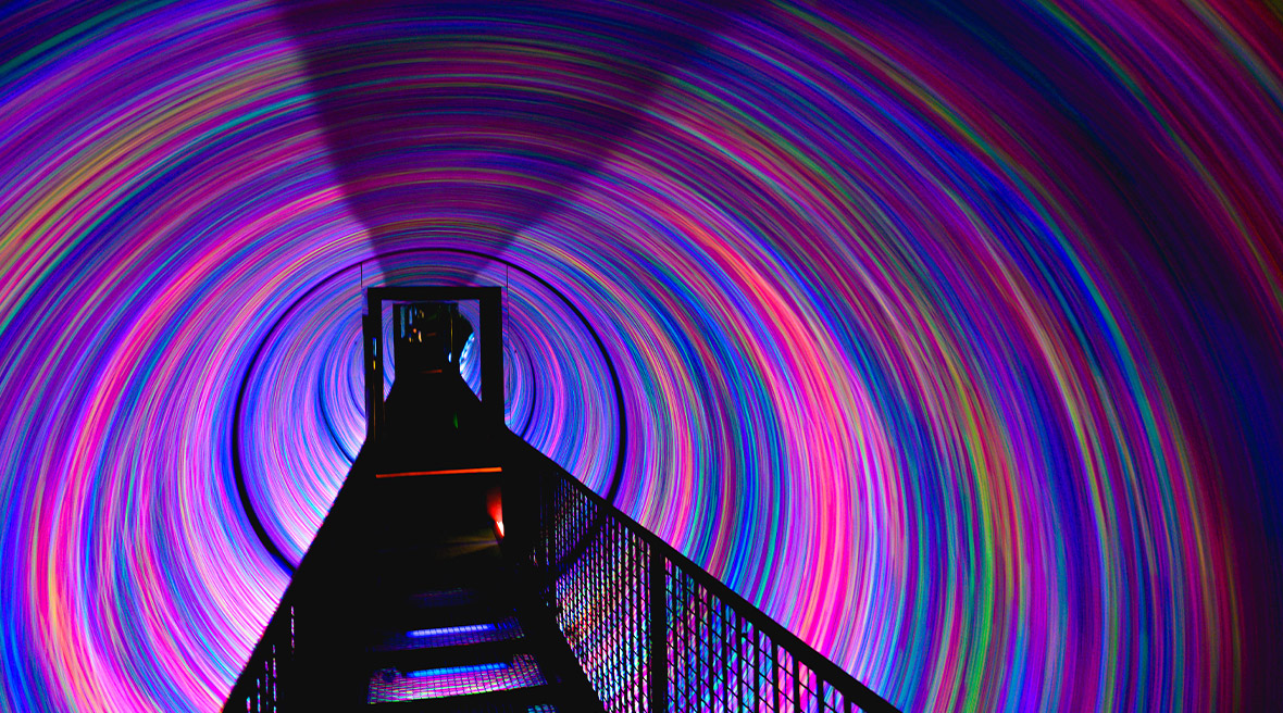 Tunnel multicolore avec une passerelle en métal