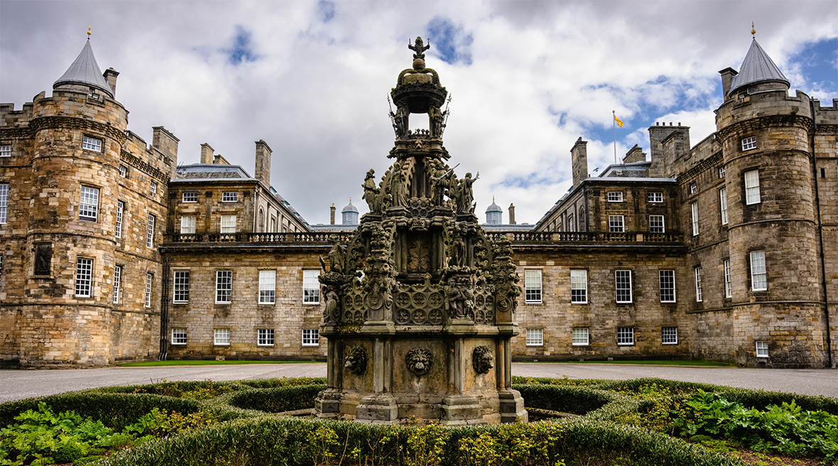 La cour d’Holyrood Palace avec une fontaine devant le palais